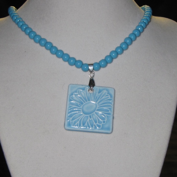 3/$20 | Aqua bead and ceramic daisy necklace - Picture 7 of 8